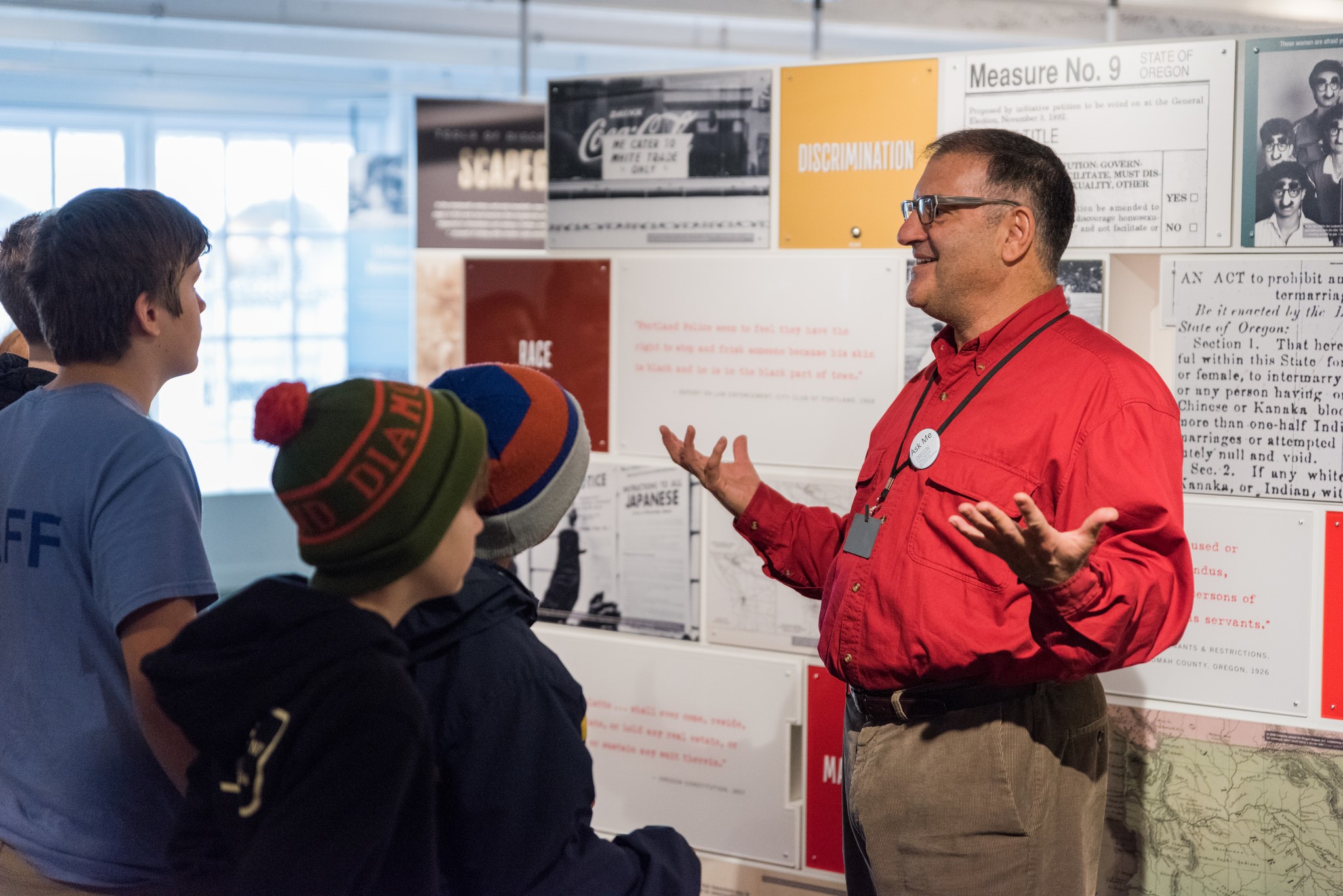 Man giving museum tour to group of children